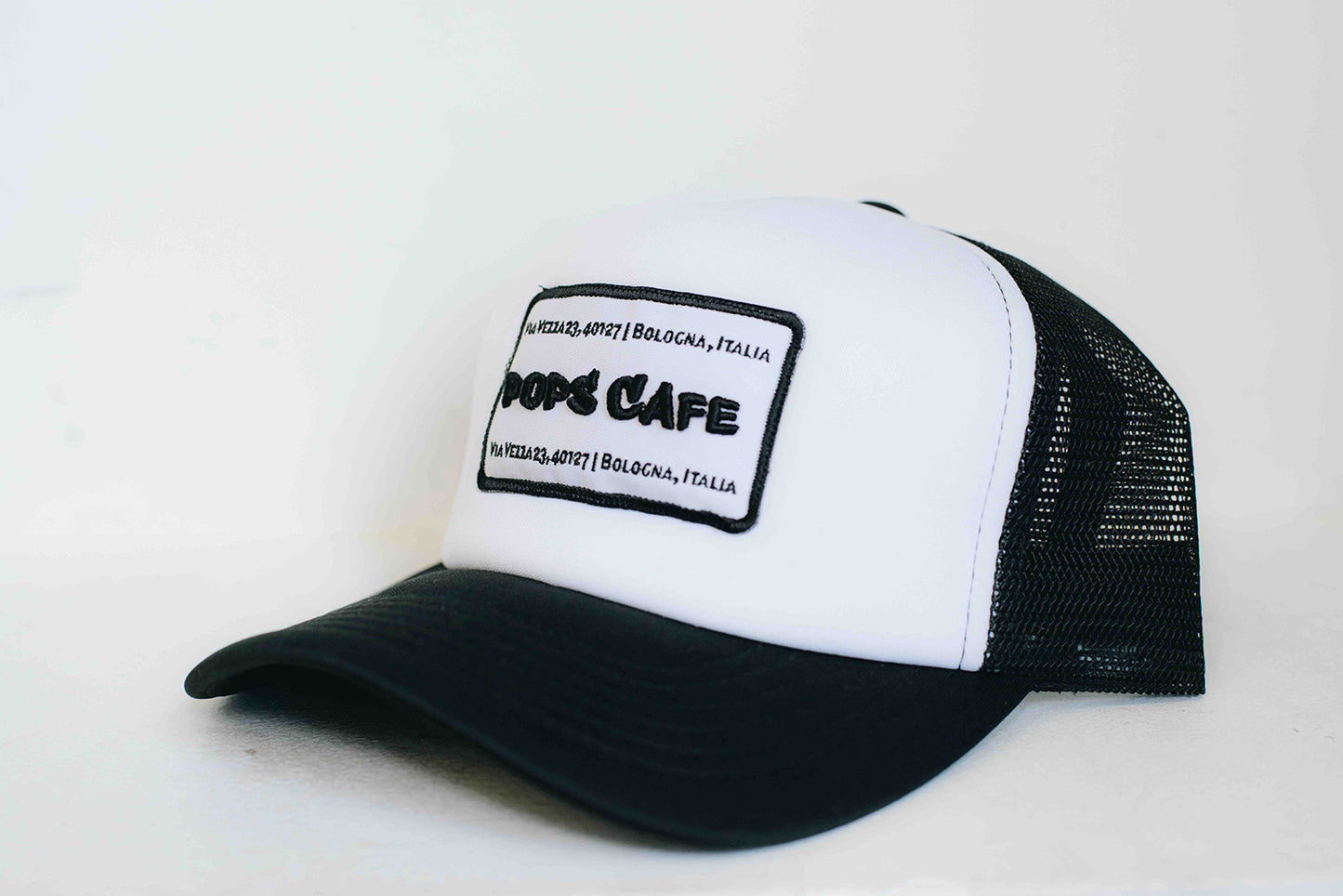 POPS CAFE BLACK / WHITE TRUCKER HAT