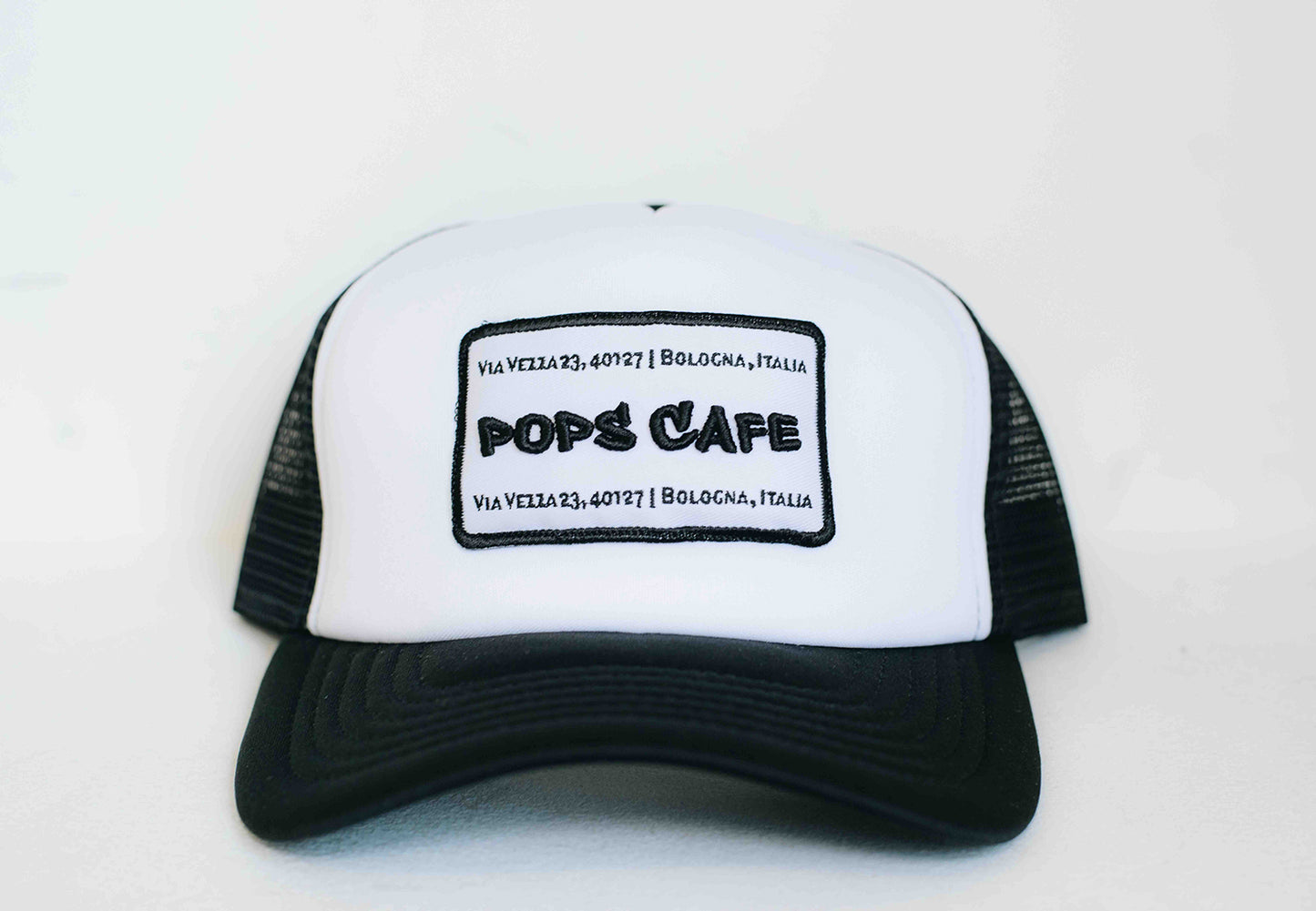 POPS CAFE BLACK / WHITE TRUCKER HAT